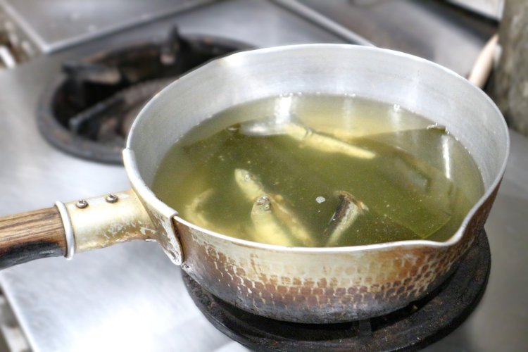 毎朝、昆布、煮干しで丁寧に出汁をとる。