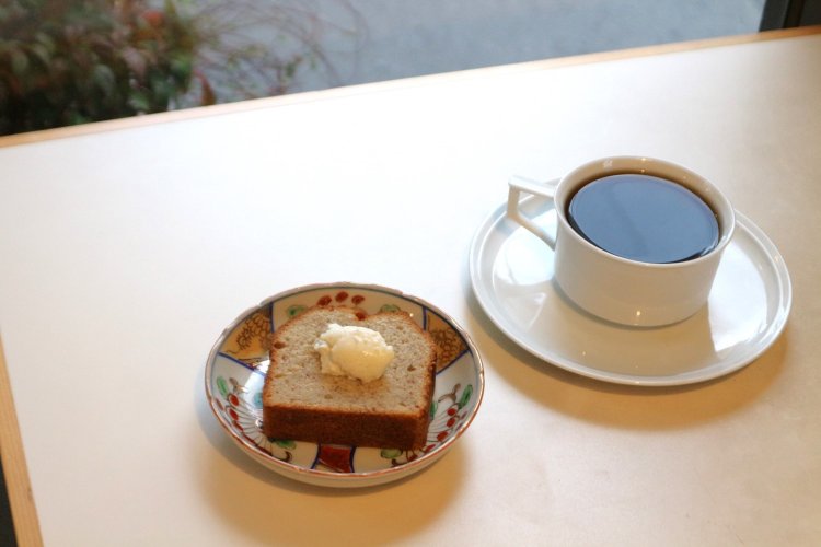 食後に楽しめるデザートも。まろやかな甘さのバナナケーキ（写真左）480円と、コク深い挽きたてハンドドリップ珈琲420円。