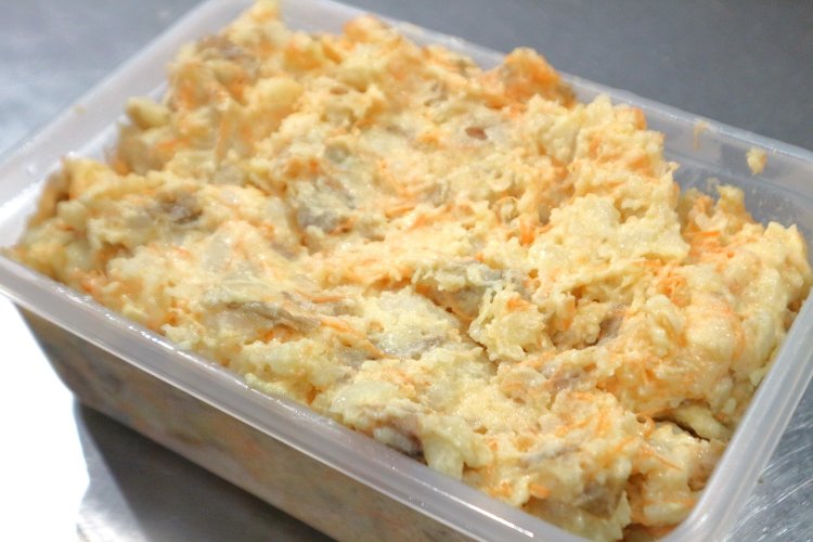 小鉢に登場する、手作りのポテトサラダ。蒸したじゃがいもを皮ごとつぶし、ほくほく感を残している。