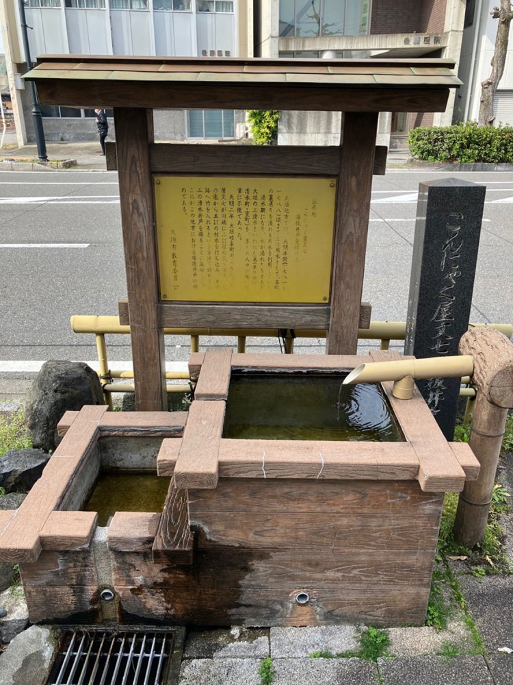 碑の前には現在も水が湧き出ている。