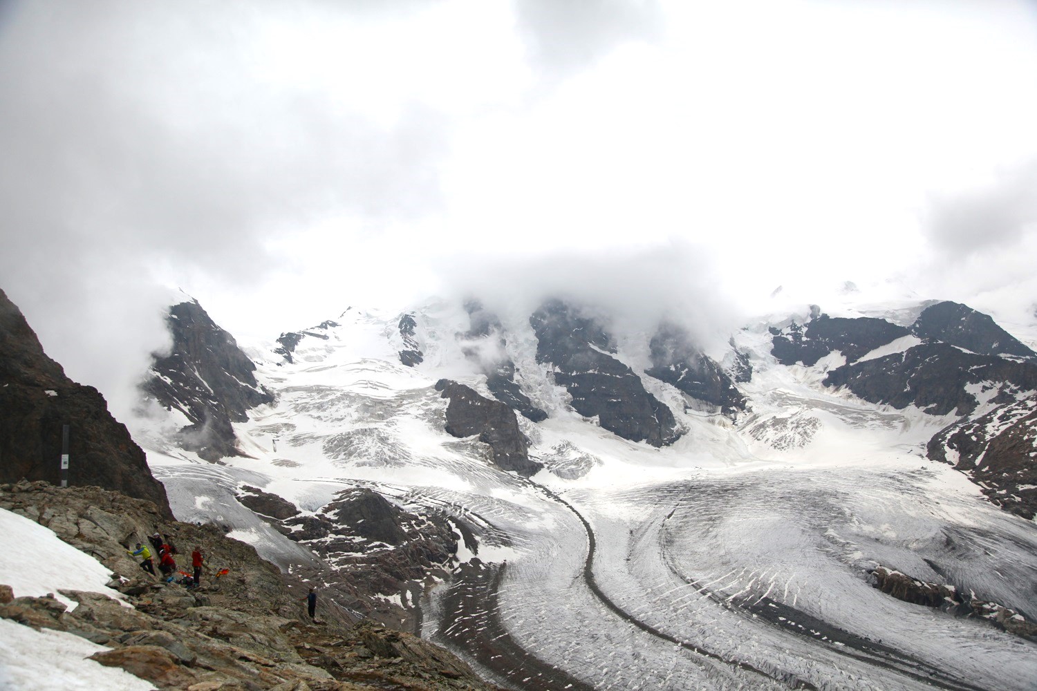 ロープウェイで10分ほどのディアヴォレッツァ展望台から、ペルス氷河を一望。