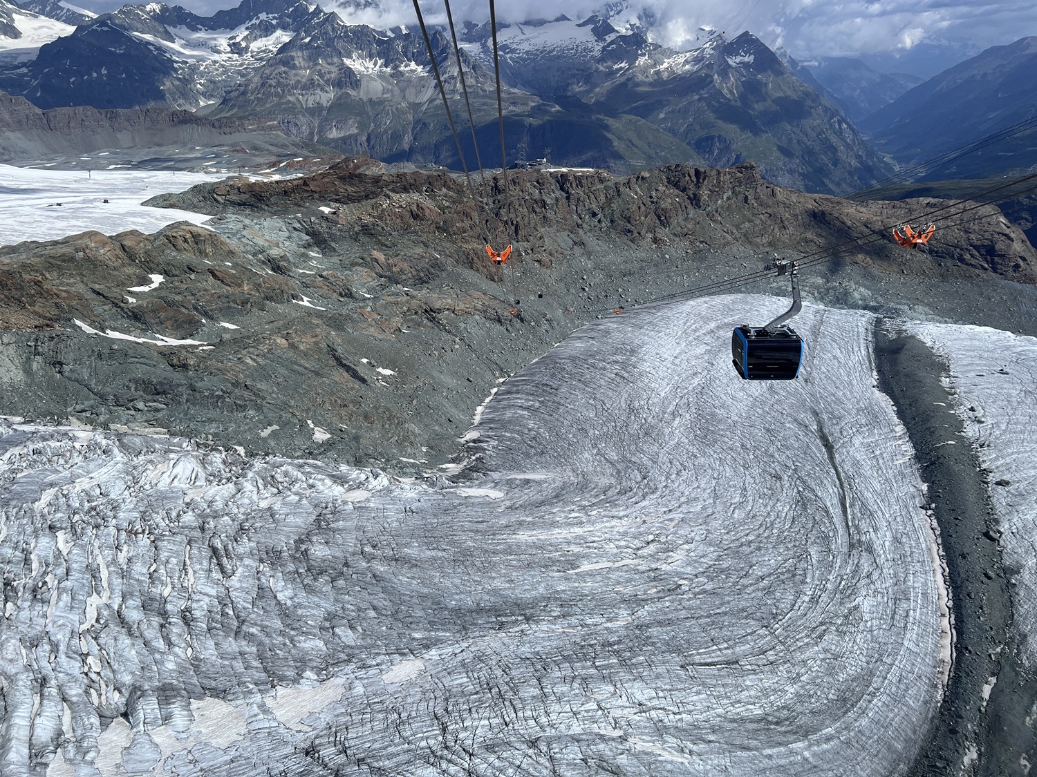 特別車両「Crystal ride」は床が透明になっていて、テオドゥール氷河を見下ろすことができる。