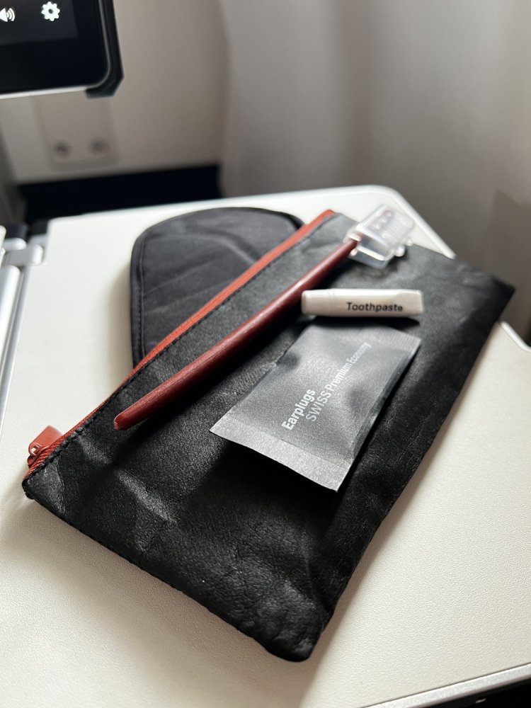 歯ブラシやアイマスクなどのアメニティも付く。