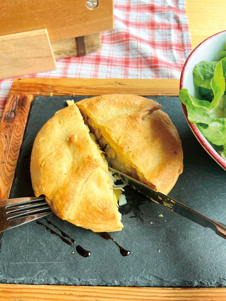 山のレストランで食べた、家庭料理のコレラ。ネギ、タマネギ、リンゴ、チーズ、ポテトがたっぷりのパイ。