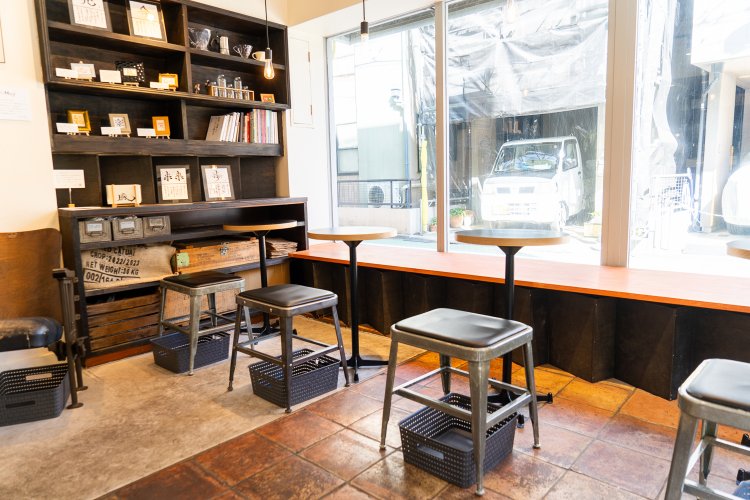 窓を背にしたベンチシートは奥行きが広くて過ごしやすい。