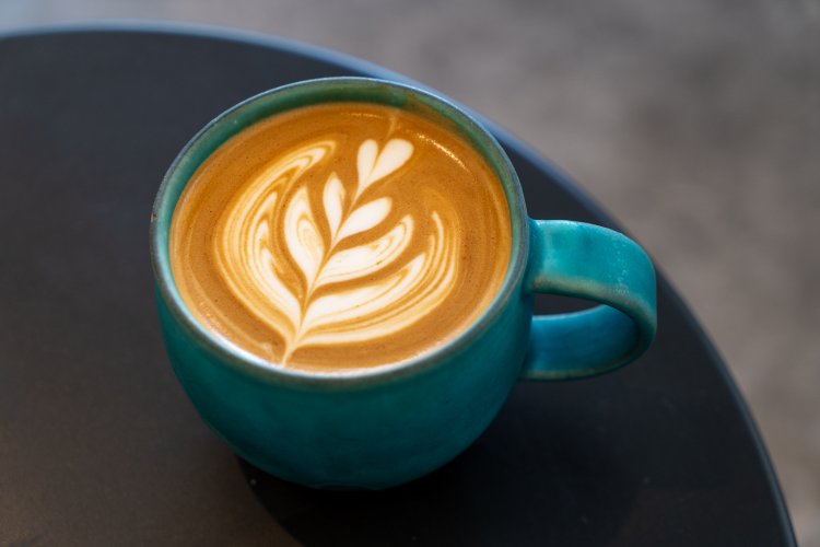 カフェラテ600円。ブルーが美しいオリジナルのカップは沖縄在住の陶芸家夫妻に依頼した。