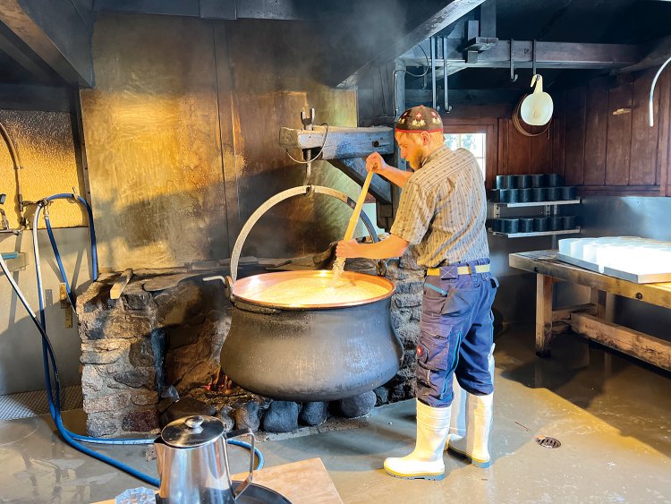 モルテラッチ駅のそばにあるチーズ工房。伝統のチーズ作りを公開している。