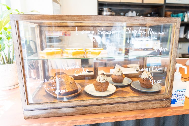 カウンター上の焼き菓子。お菓子はすべて店内で焼いている。