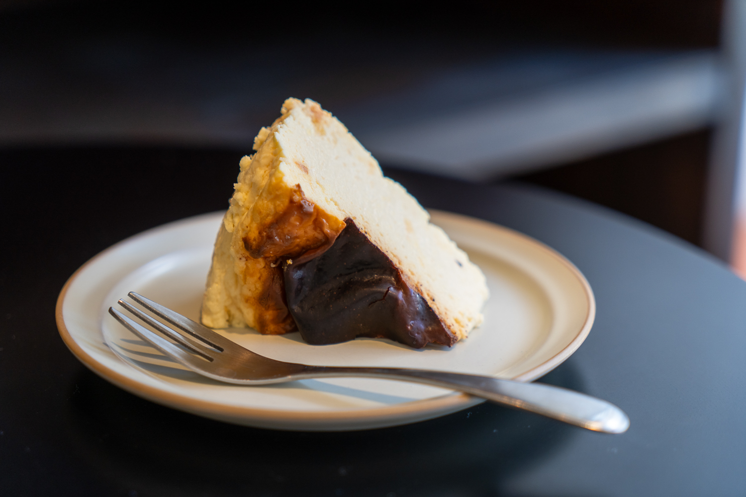 バスク風チーズケーキ プレーン550円。季節ごとにフレーバーが異なるチーズケーキもある。