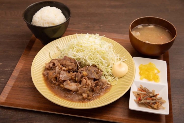 豚の生姜焼き定食990円。お味噌汁は豚汁で、きんぴらとたくあんが付く。