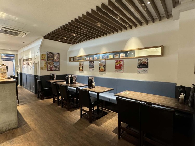 広々としたテーブル席。