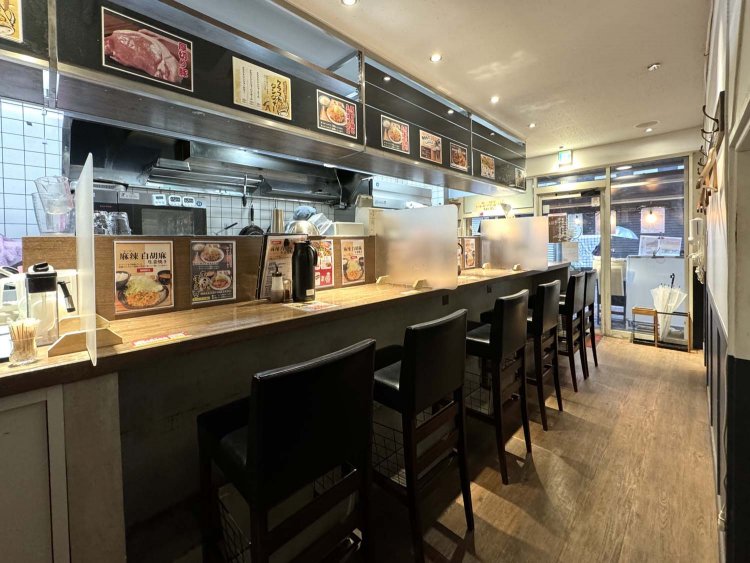 カウンター席は6席。ゆったりと幅がとられている。