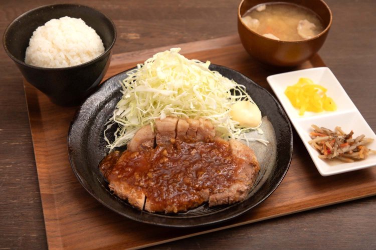 厚切り豚の生姜焼き定食（中）1254円。肉は160gのボリューム。