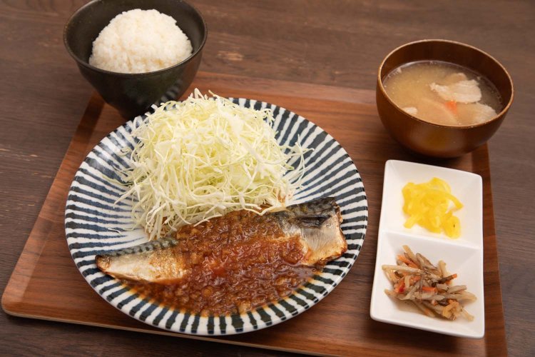鯖の生姜焼き定食は990円。大根おろしのように生姜がかかる。