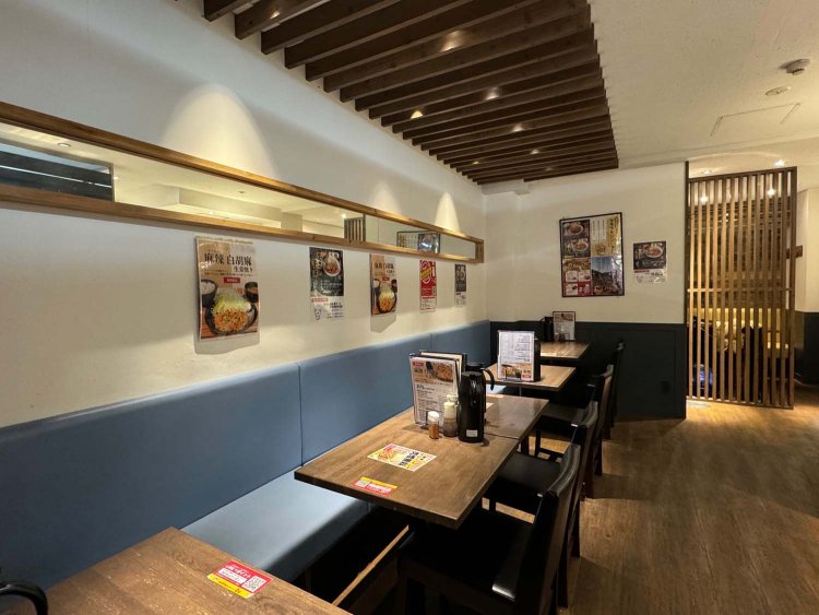 片側の席がソファ席になっているので、人数が増えてもテーブルを囲める。