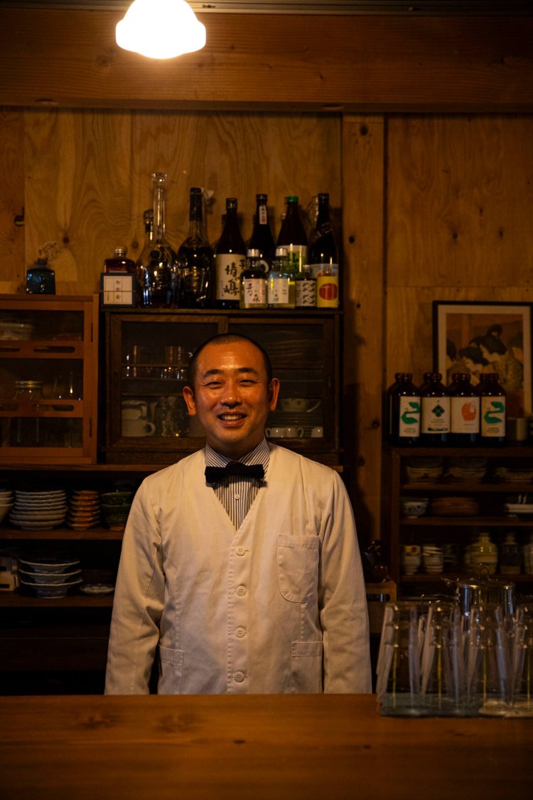 酒場巡りが趣味だという、笑顔の大野さん。