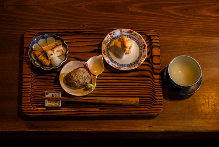 10年もののぬか床でじっくり漬けた穴子ぬか漬焼1500円に、イワシ蒸しつみれ700円、冷やし小芋酒盗あん600円。