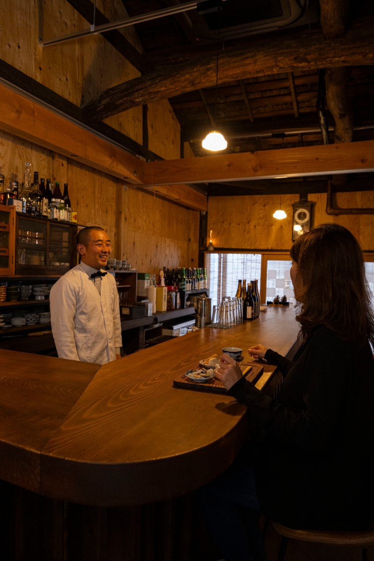 『手盃蛮殻』店内。長居したくなるカウンター席で、店主の大野さんとも会話が弾む。テーブル席もあり。