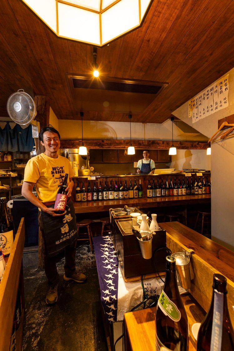 坂嵜さんと池田さん。店内にはコの字カウンターもある。