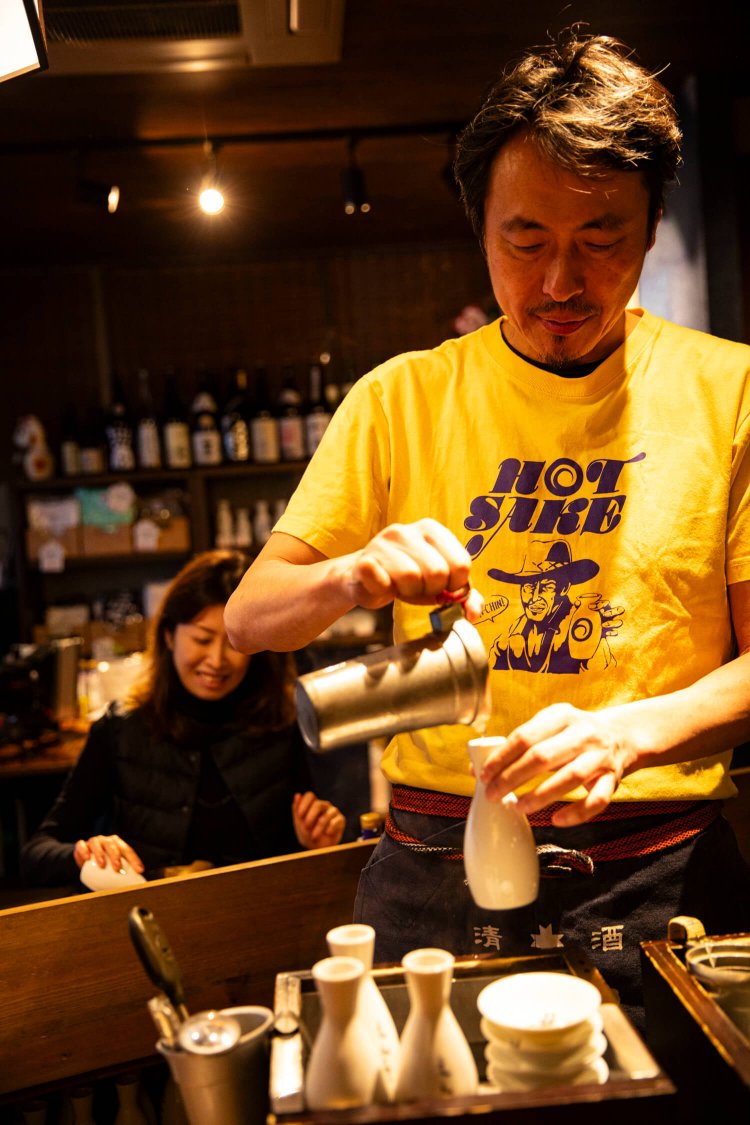 店主の坂嵜さんは燗番としても活躍。