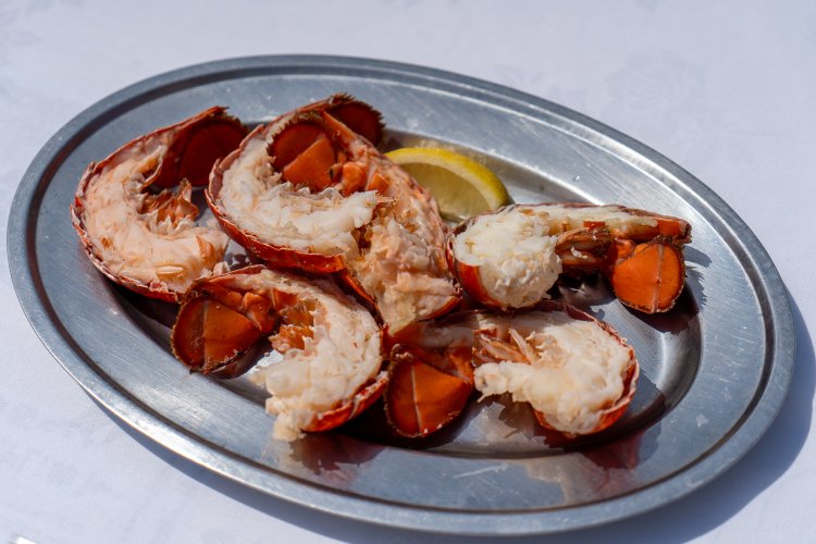 オマール海老のボイルは1皿3尾で2700円。8月末までの販売予定だが、数量限定のため早くなくなってしまうかも。事前予約可能。