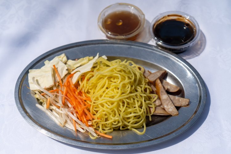 2種のソース（塩ダレ、ウスター風）から選べる焼きそば。食べ放題料金に含まれている。