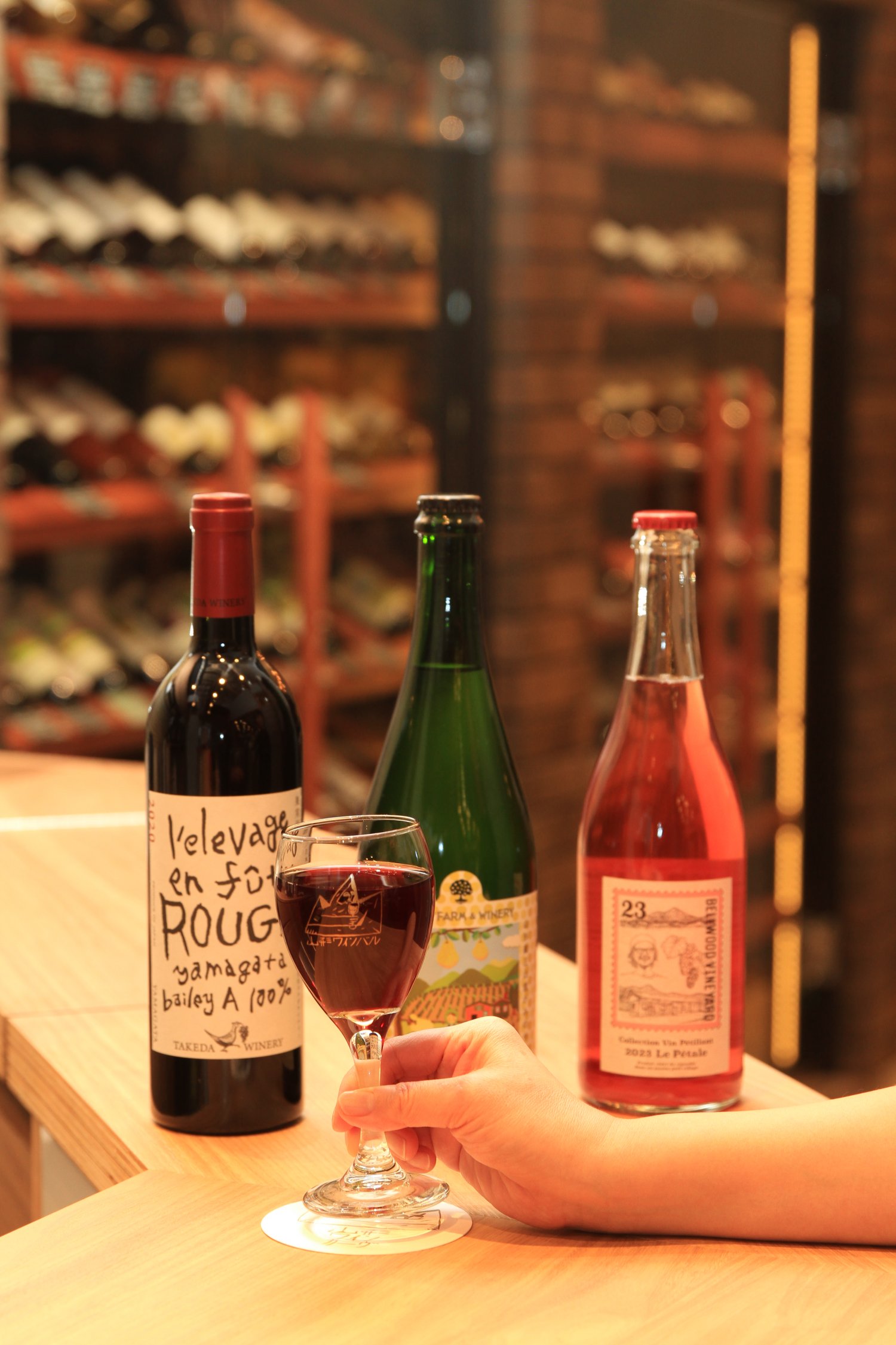 『山形ワインカーヴ』には、ブドウは自分で栽培しつつ醸造は委託という若い作り手のワインも。