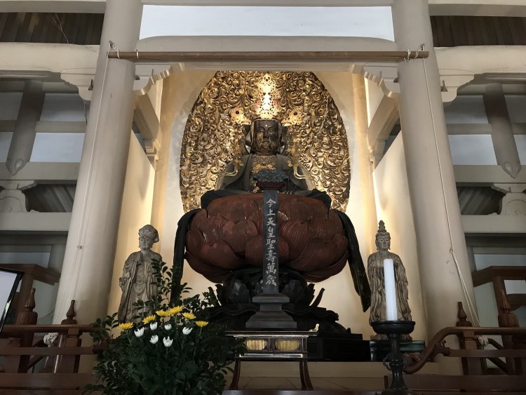 両脇に梵天と帝釈天を従える。