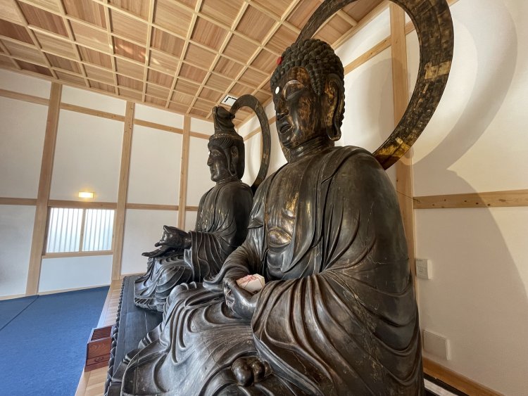 やや扁平な顔の形などが地方仏らしい。