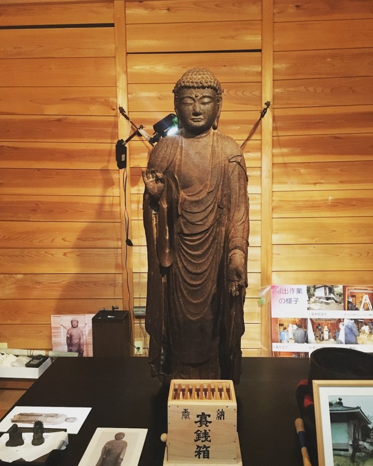 鉄という素材から重さが見た目にも伝わる。