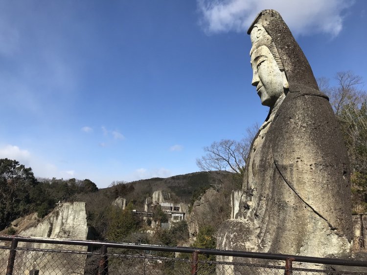 隣接の展望台からは優しげなお顔もよく見える。
