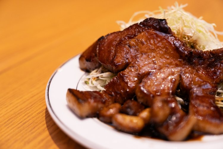 大きなグローブ型の四日市トンテキ1600円。