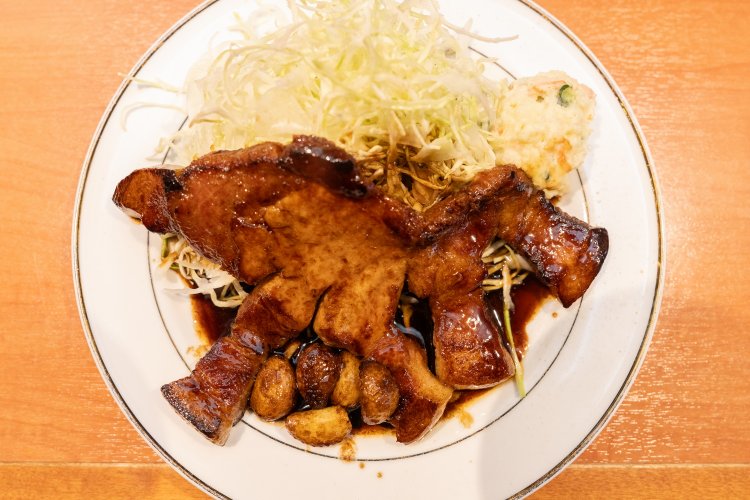 グローブの形に切られた肉はスジもなく食べやすい！ 何枚でも行けそうだ。