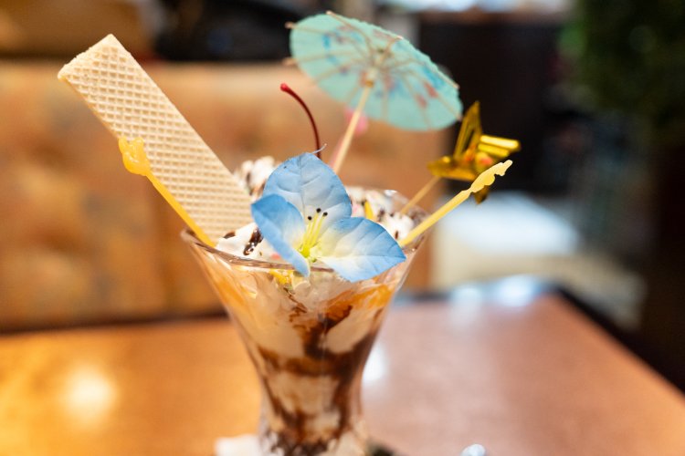 カラフルなチョコレートパフェは子供や女性に人気！