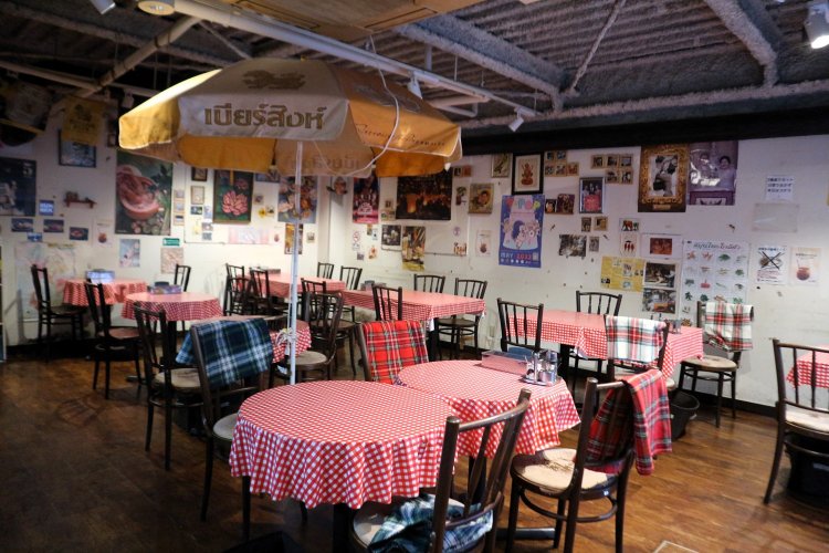 タイにある食堂をイメージしたほどよく雑多な店内は、本場の雰囲気を味わえる。