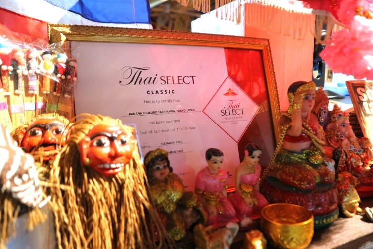 店の片隅には、置物に囲まれてさりげなく飾られた「タイ・セレクト」の認定証が。