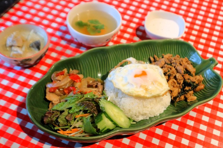 ガパオライスとグリーンカレーに、日替わりのおかず1品が付いたお得3種盛り1170円。野菜スープ、サラダ、デザートもセットで大満足。