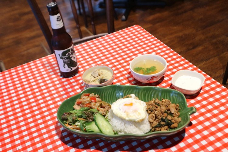 路地裏のタイ料理とお酒 バナナ食堂