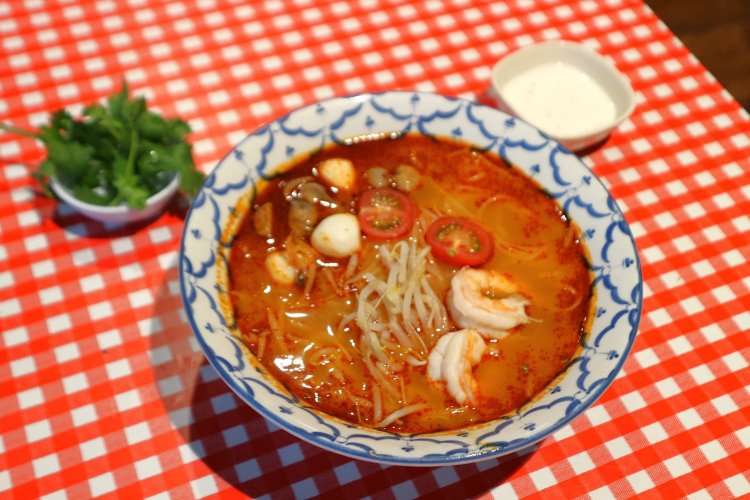 トムヤムクンラーメン900円。ランチの時間帯（11:30～14:30）はデザート付き。
