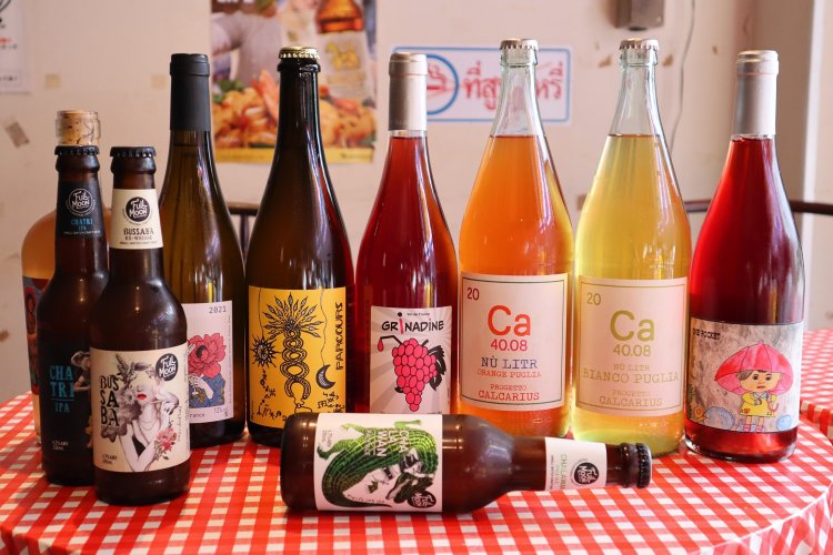 他店ではなかなかお目にかかれない珍しいビールやワインがずらり（写真提供＝バナナ食堂）。