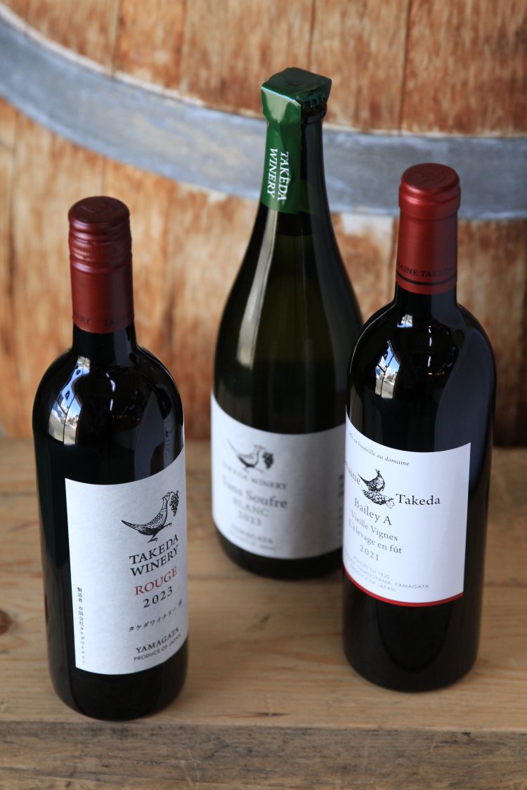 右からドメイヌ・タケダ ベリーA古木4950円、無添加・無ろ過のサン・スフル白2640円、タケダワイナリー ルージュ 赤（辛口）1980円。