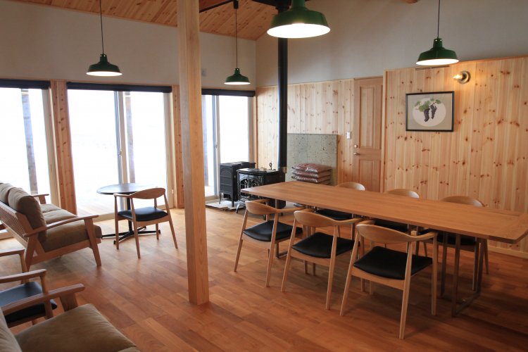 ブドウ畑の作業体験もできるコテージを昨年開業。