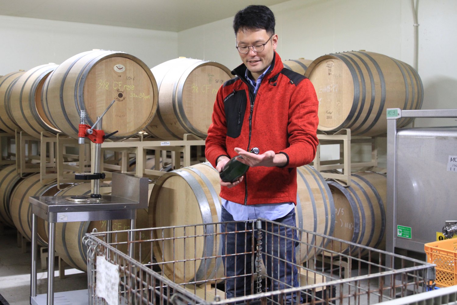 「自家栽培の洋梨で造るワイン、ぽわぽわポワレブランシェも人気です」と醸造責任者の金原勇人さん。