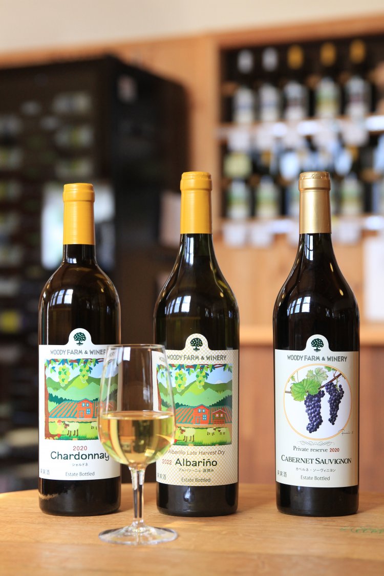 アルバリーニョ遅摘み2022（中央）4730円など。ショップでは1杯440円～の有料試飲もできる。