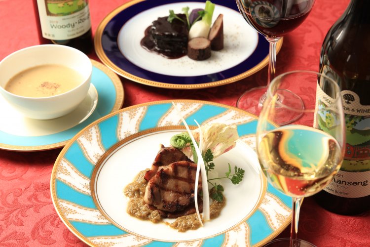 夜のコース4180円～の肉料理一例。山形県金山町産米の娘ぶたのグリエ、山形牛スネ肉と金谷ごぼうの赤ワイン煮込み（奥）など。ワインはグラス750円～。