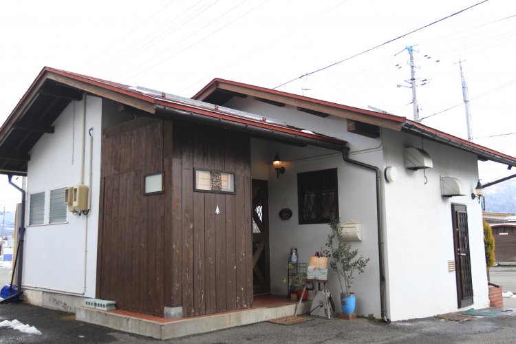 店内は全10席。快晴時は、店舗奥に蔵王山が見える。