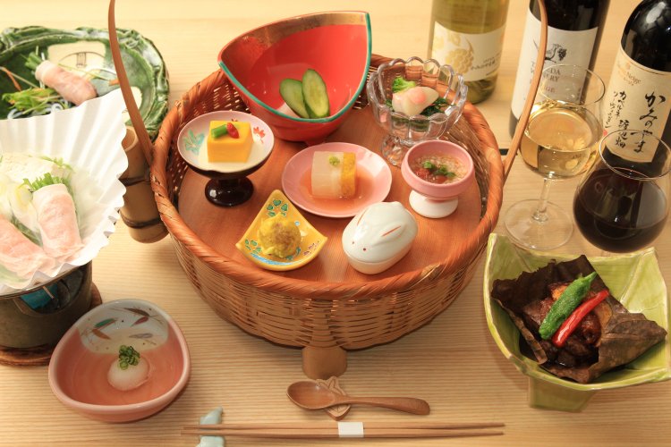 県産ヒレステーキ朴葉みそ焼きや庄内豚のしゃぶしゃぶ、山形の旬の前菜盛りなどが彩る夕食一例。上山産ブドウのワインは約10種。