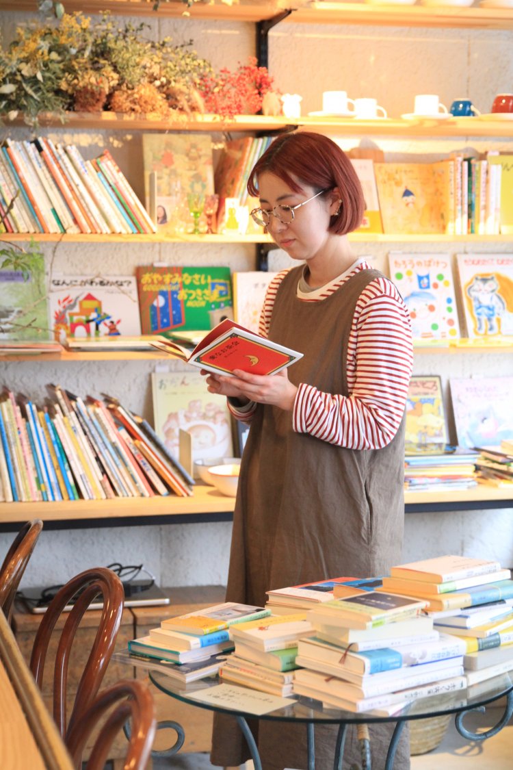 香り豊かな無農薬栽培のほうれん草のカレーとサグチキンカレーの2種盛り1300円。4月からは自家焙煎したコーヒーを提供。店主の佐藤さん。