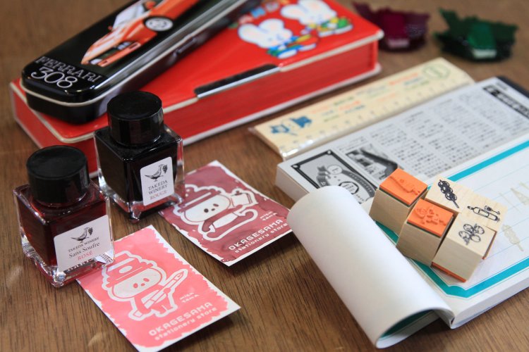 『タケダワイナリー』とコラボしたインク各2420円、山形弁定規770円など。