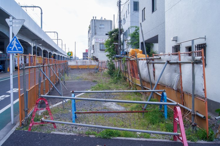 工事現場の囲いで覆われた空き地。